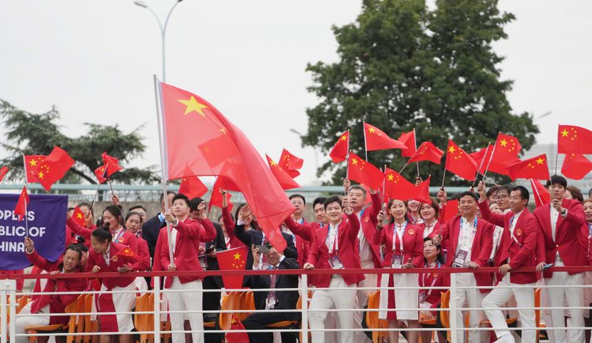 国乒女团高举国旗庆祝