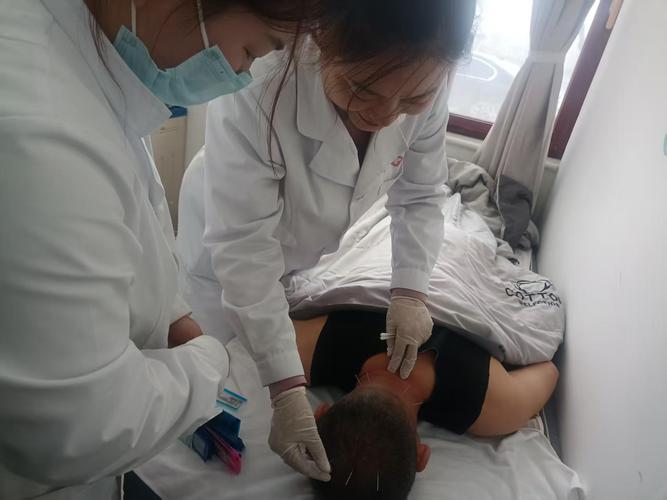 为了更熟练 医学生在自己身上练针灸