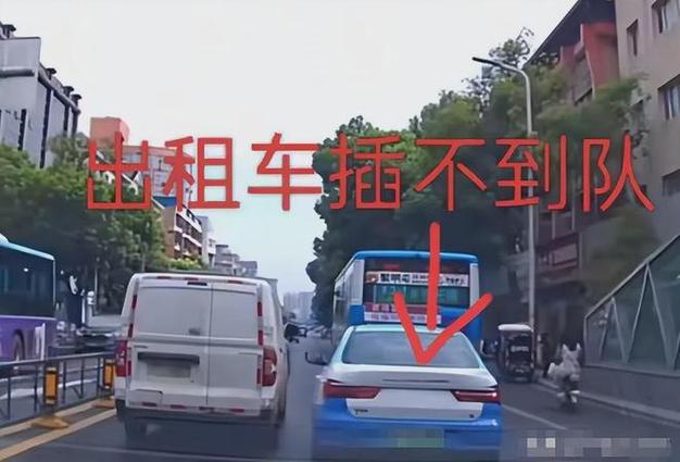 男子拍到路边出租车集体“侧翻”