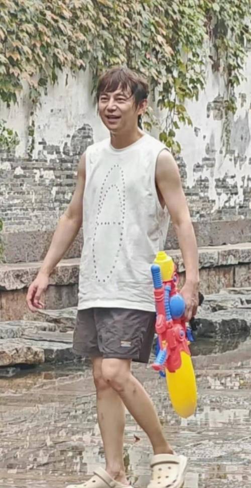 51岁何炅自曝:我现在特别痛苦