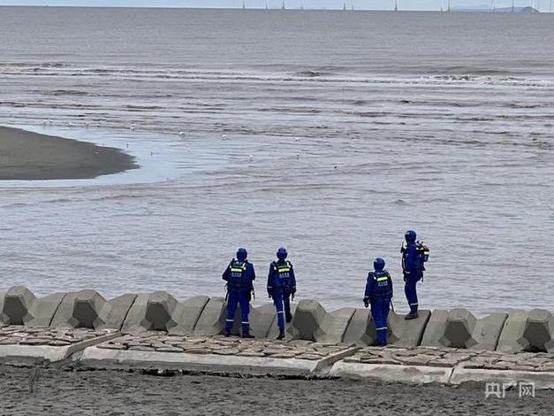 辽宁4岁女童翻车窗后失联 正搜救