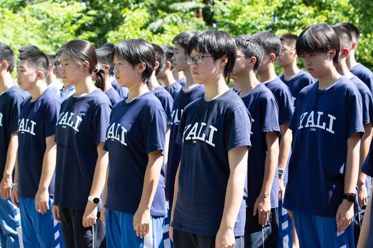 大牌设计“撞脸”长沙雅礼校服