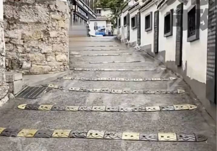贵州下坡路段设减速带,共设十六条减速带保障安全通行