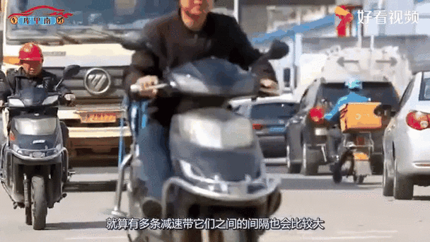 贵州一20米下坡路装了16条减速带