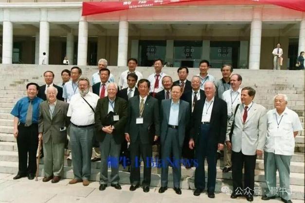 清华大学发文悼念杨振宁