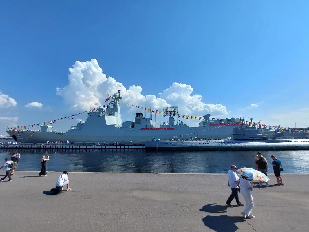 专治火力不足恐惧症,中国海军新一代052D驱逐舰亮相