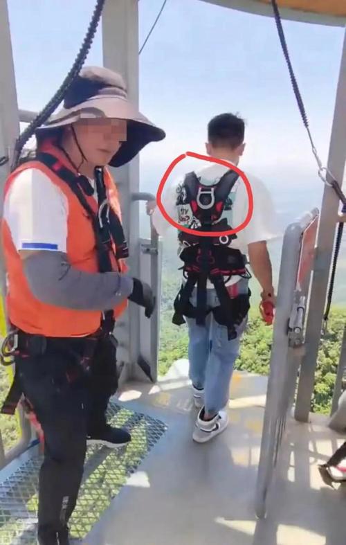 景区蹦极项目革新,舍弃传统绳子,挑战无绳极限!