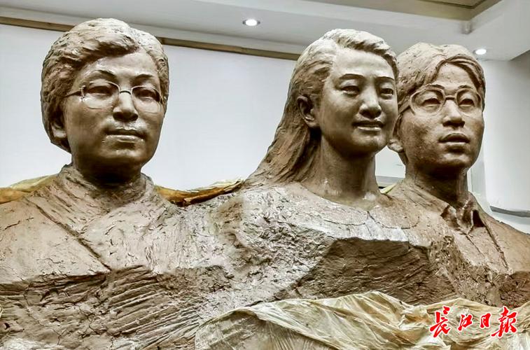杨振宁雕像前鲜花盛放,缅怀科学巨匠