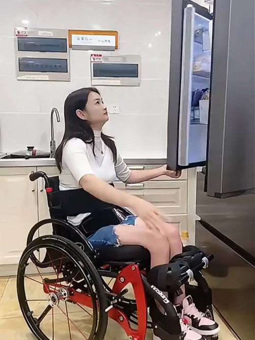 24岁“轮椅女孩”参加健美比赛夺冠