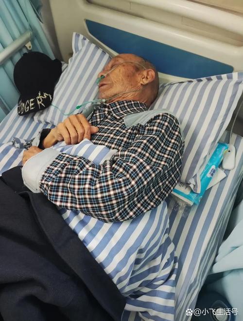 大爷捡废品发现酒,饮酒过量进ICU