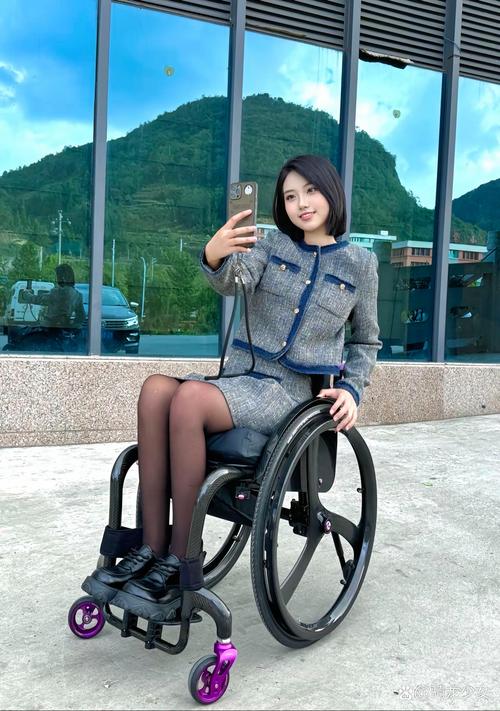轮椅女孩参加健美比赛夺冠,逆袭之路的励志故事