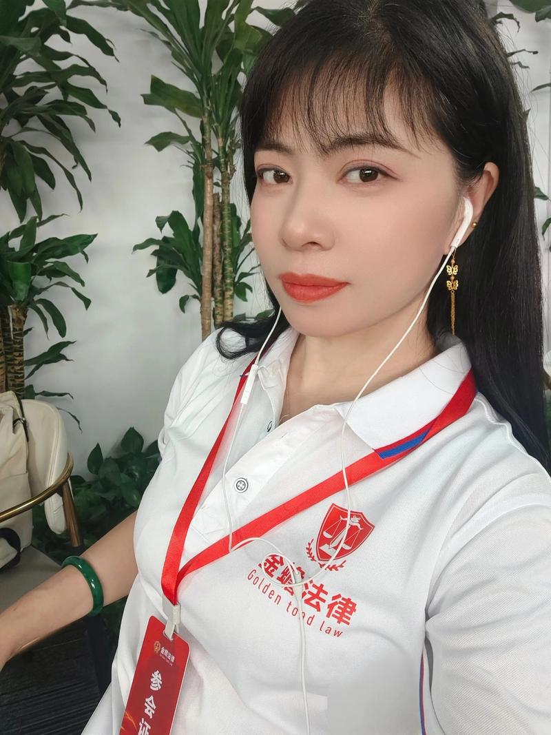 00后女生拍摄75岁老会计同事走红