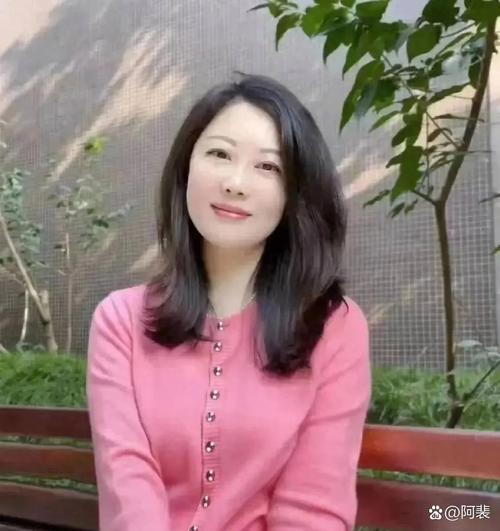 00后女生拍摄75岁老会计同事走红