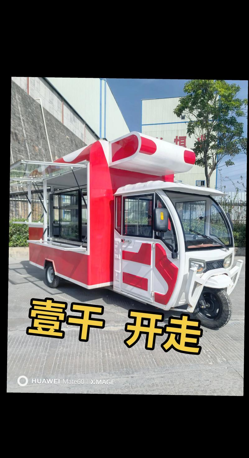 南宁一“巨无霸”摆摊餐车上路被罚