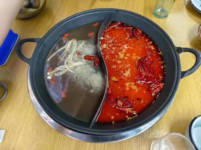 东北真人版鸳鸯锅引热议,商家回应引关注