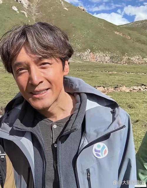 胡歌陈龙青海现身活动