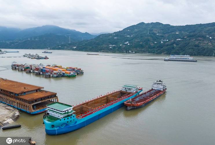 万吨级纯电动散货船宜昌下水舾装成功