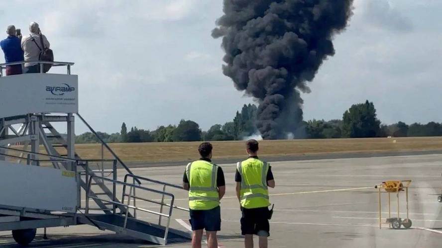 荷兰风暴袭击致航空铁路交通受阻