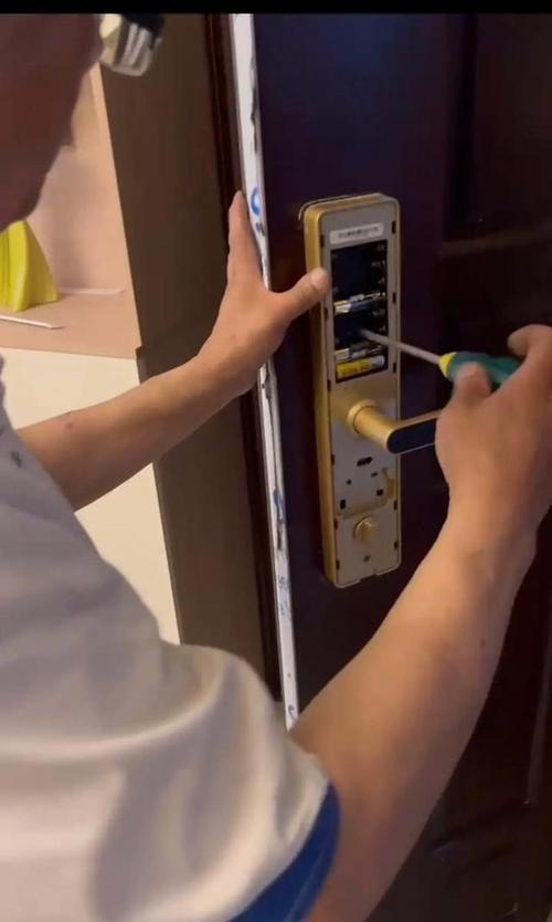 男子多次用指纹解开邻居智能门锁