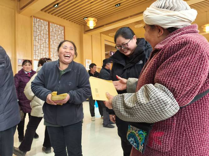 村民抛撒糍粑红包分享新房封顶喜悦