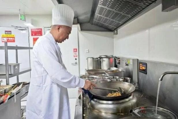 高铁推出17元盒饭:门店现炒