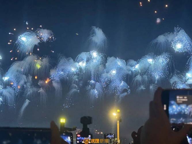 这哪是放烟花 明明是在给天空刷特效