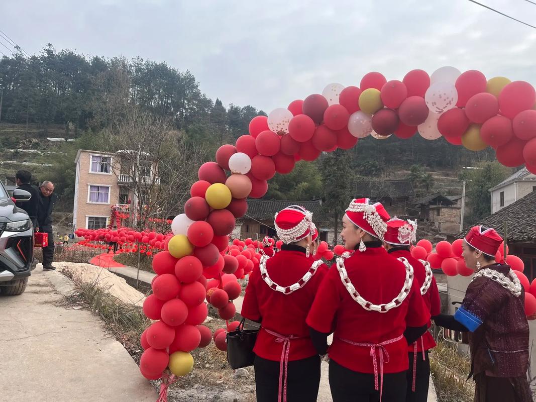 村民分享新房封顶喜悦,抛撒糍粑红包庆祝
