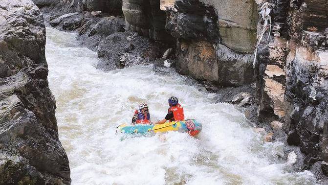景区回应有赛手被困瀑布激流
