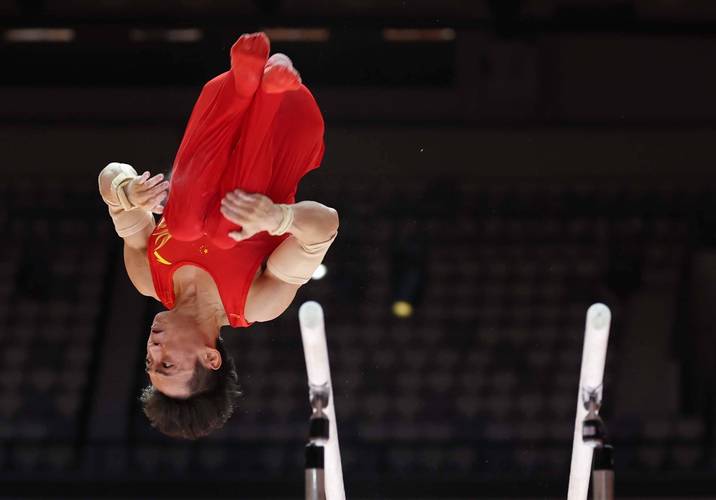 邹敬园成就体操世锦赛双杠四冠王