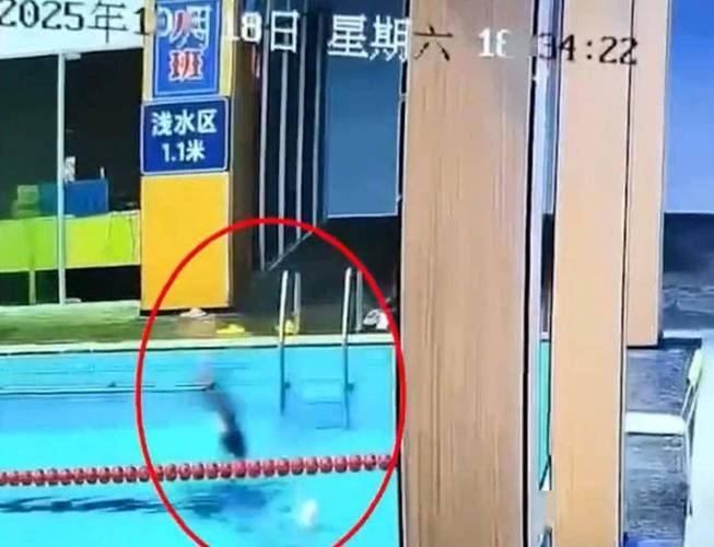 游泳馆发生男子浅水区跳水身亡事件回应
