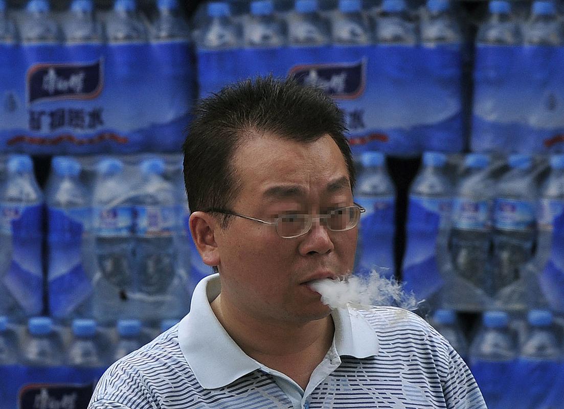 辽宁通报，男子酸菜池内抽烟吐痰事件曝光