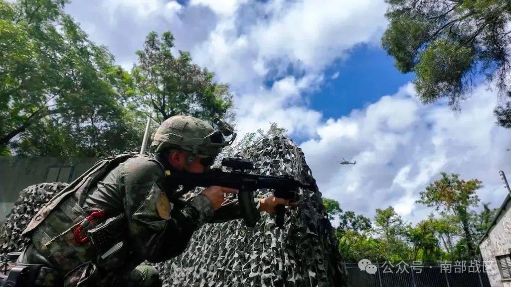 解放军驻香港部队组织联合巡逻行动