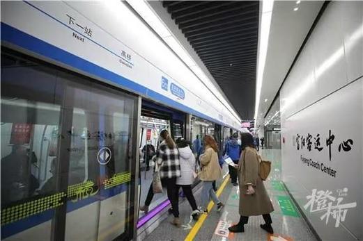 深圳地铁回应印度人在车上吃手抓饭