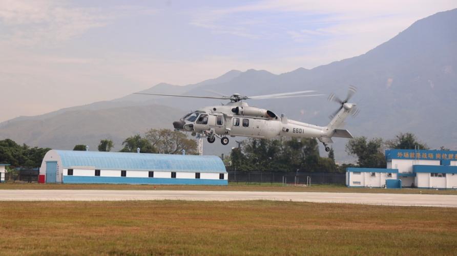 解放军驻香港部队组织联合巡逻