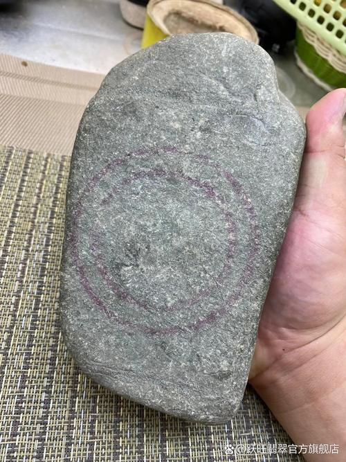 女子购买翡翠原石遭遇惊天乌龙，283万原石到货后令人失望