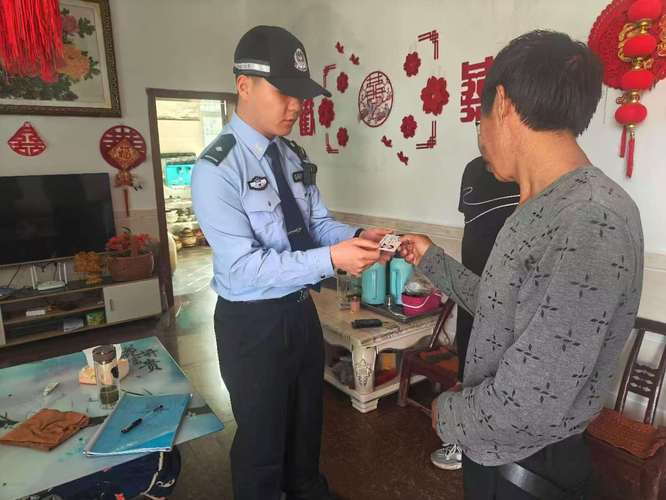 老人捡生锈炮弹淡定拿到派出所上交