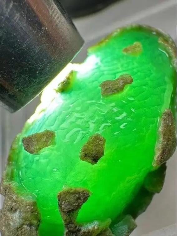 女子花283万买翡翠原石 到货后傻眼