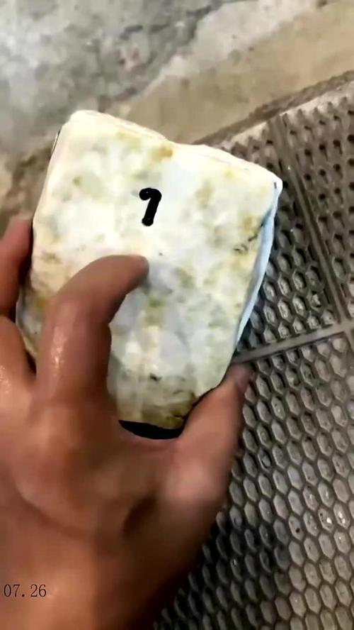 女子花283万买翡翠原石 到货后傻眼