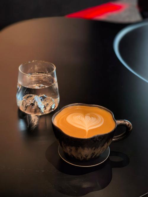 百岁老人爱喝咖啡奶茶玩坏3个iPad