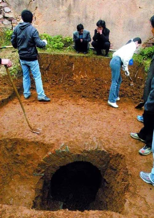 四川乐山大佛街道一工地挖出古墓
