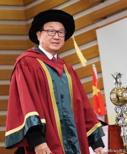 82岁影帝许冠文一年获2个博士学位