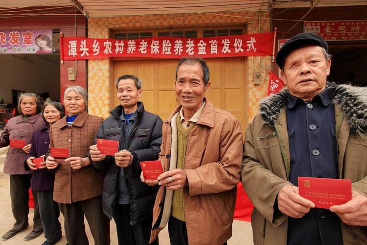 村庄十九年连续发放老人福利，总额达四十万