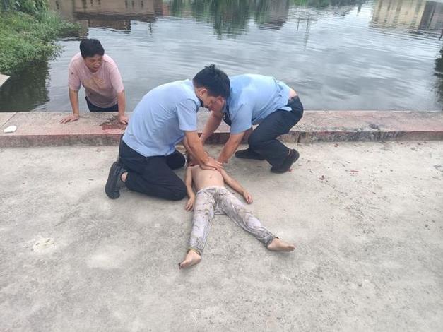 18岁男生光着脚冲进火场救人