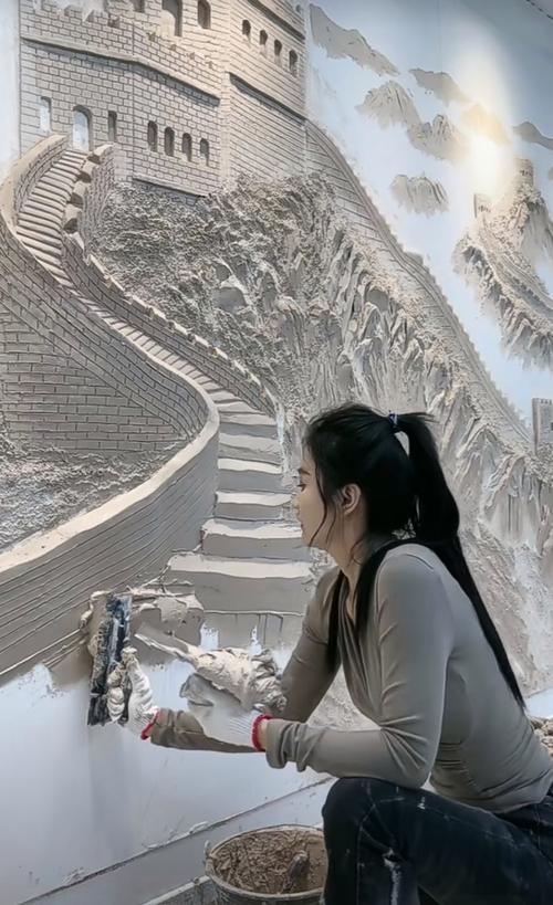 00后女生在墙上雕出万里长城
