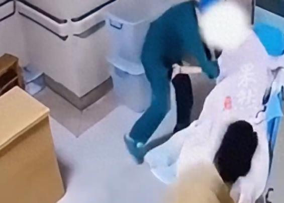 新生儿转运时坠落骨折事件引发关注，相关人员被停职调查