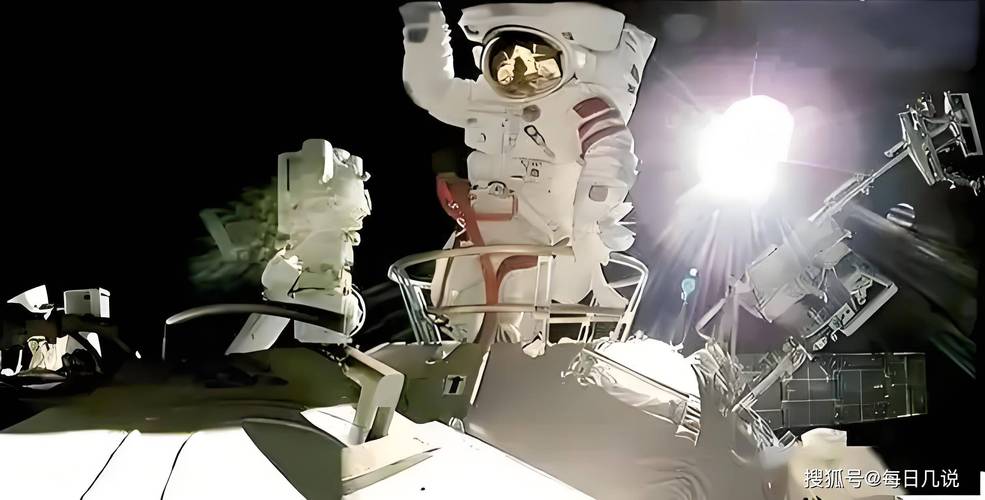 神二十一航天员进舱前的温馨比心瞬间
