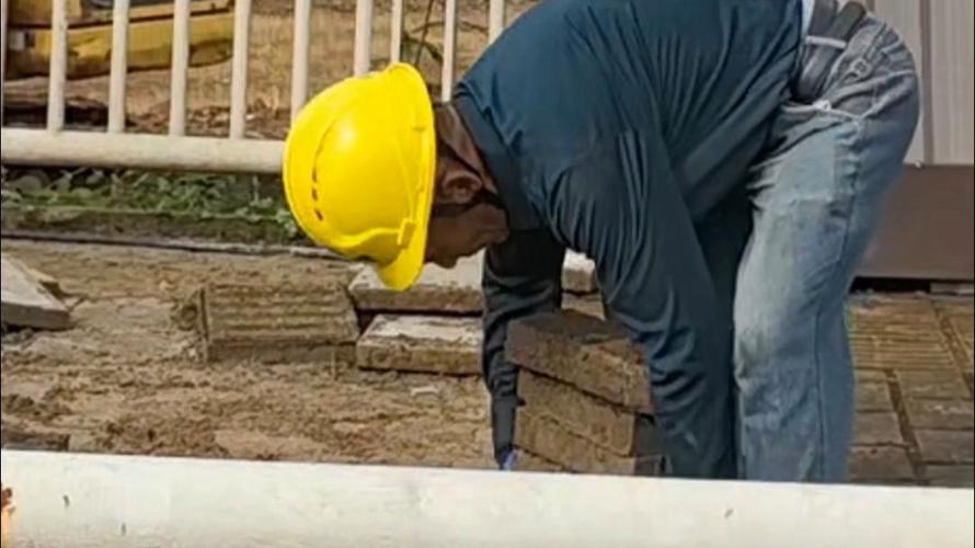 工人掉百元现金 老板跑遍工地找人