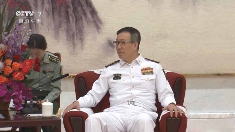 董军罕见身穿便服现身