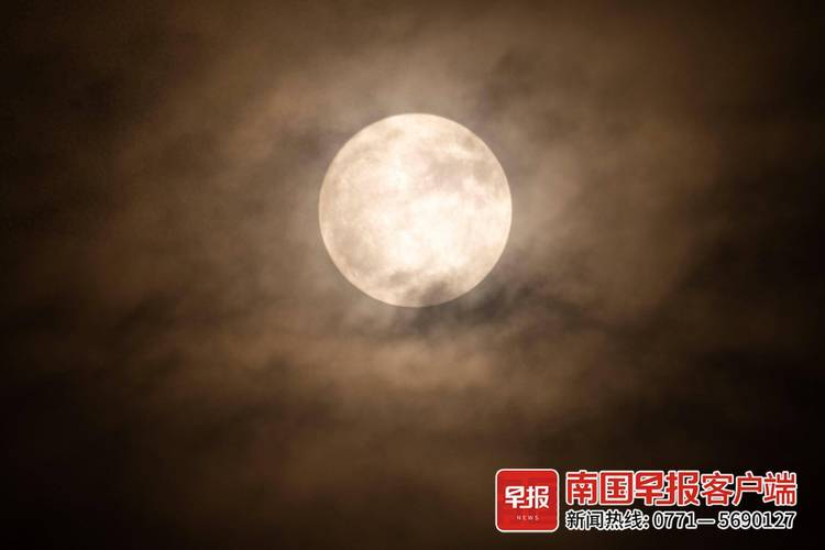 超级月亮再现夜空
