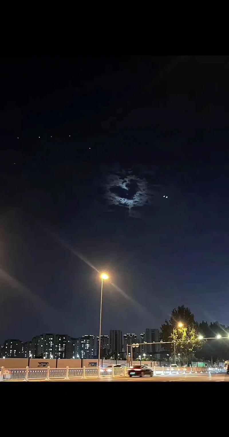 多地网友拍到神二十一划破夜空瞬间